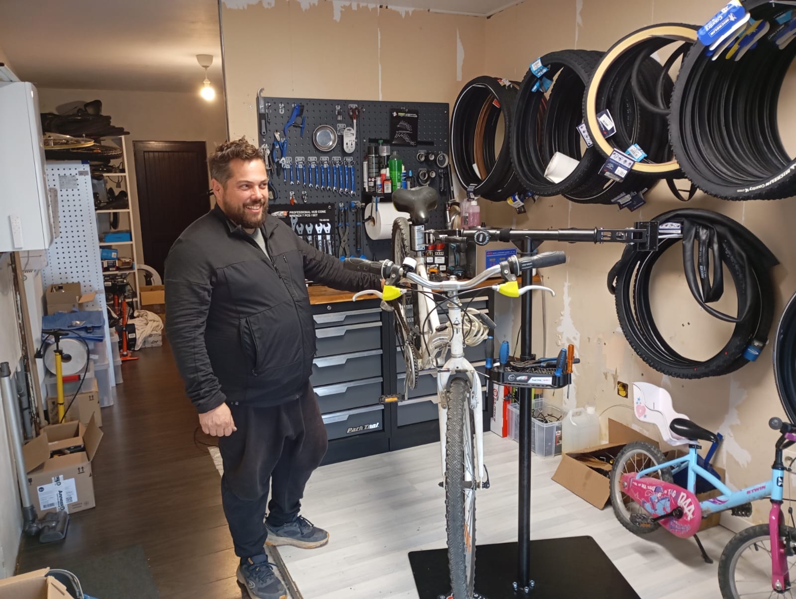 Jérémy dans son atelier de vélos