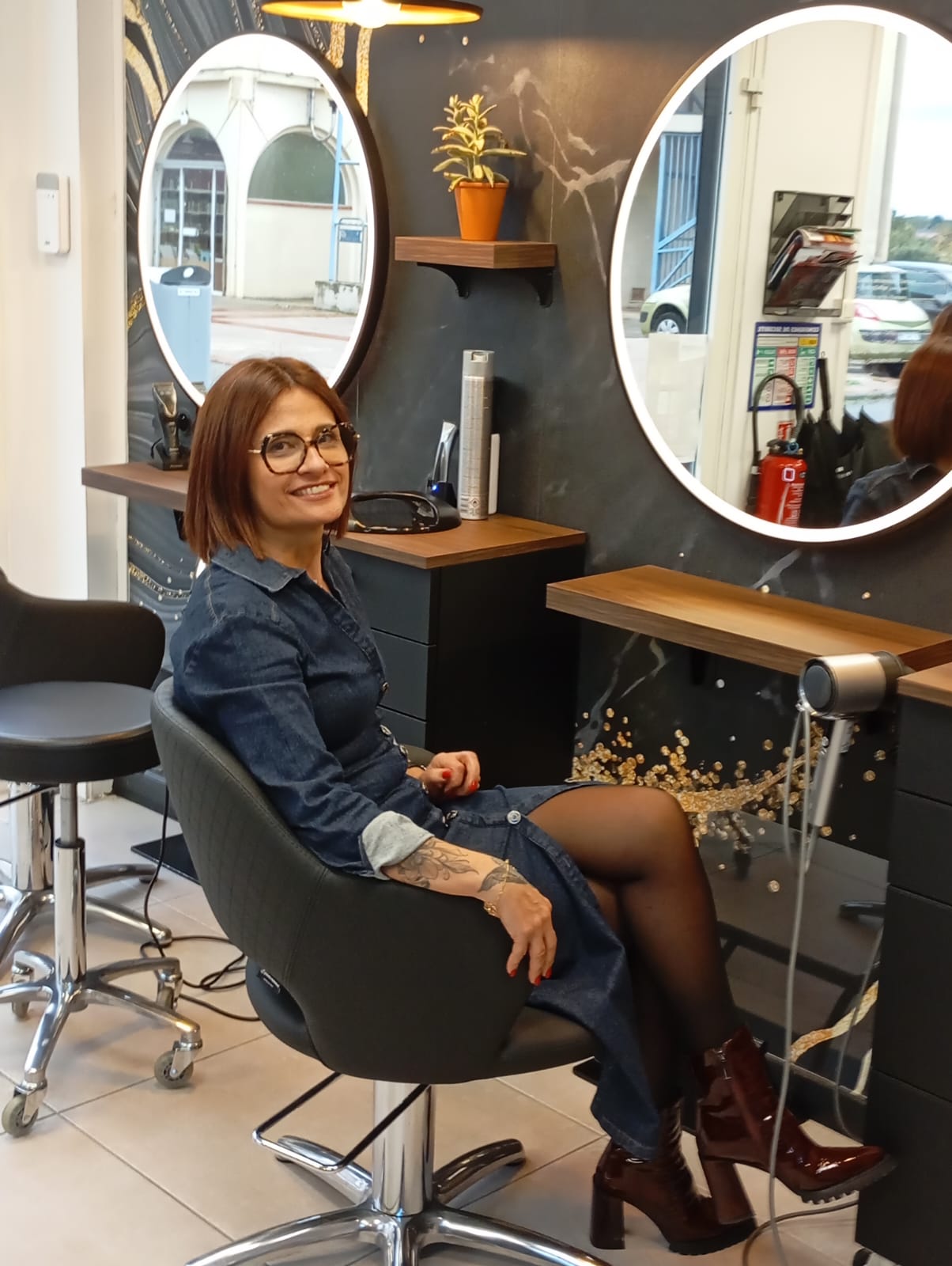 Cristina dans son salon de coiffure