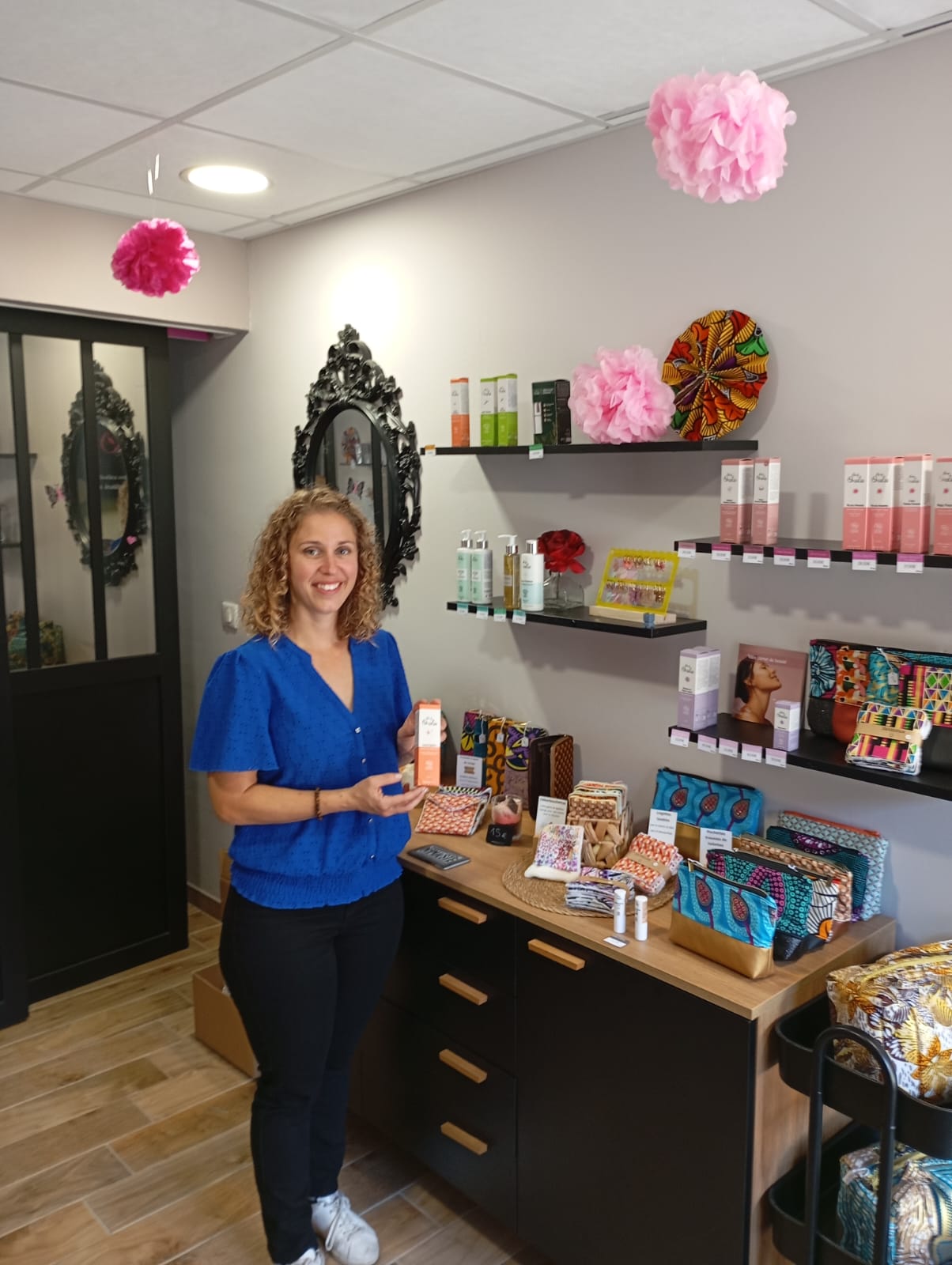 Cindy dans son institut de beauté