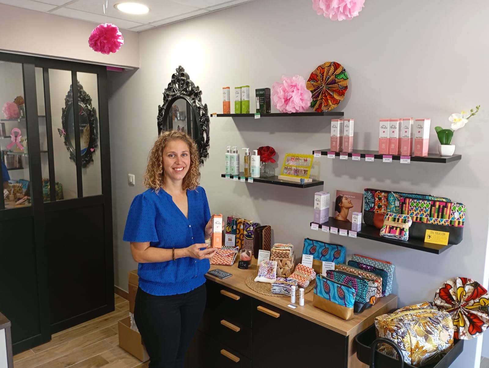 Cindy dans son institut de beauté