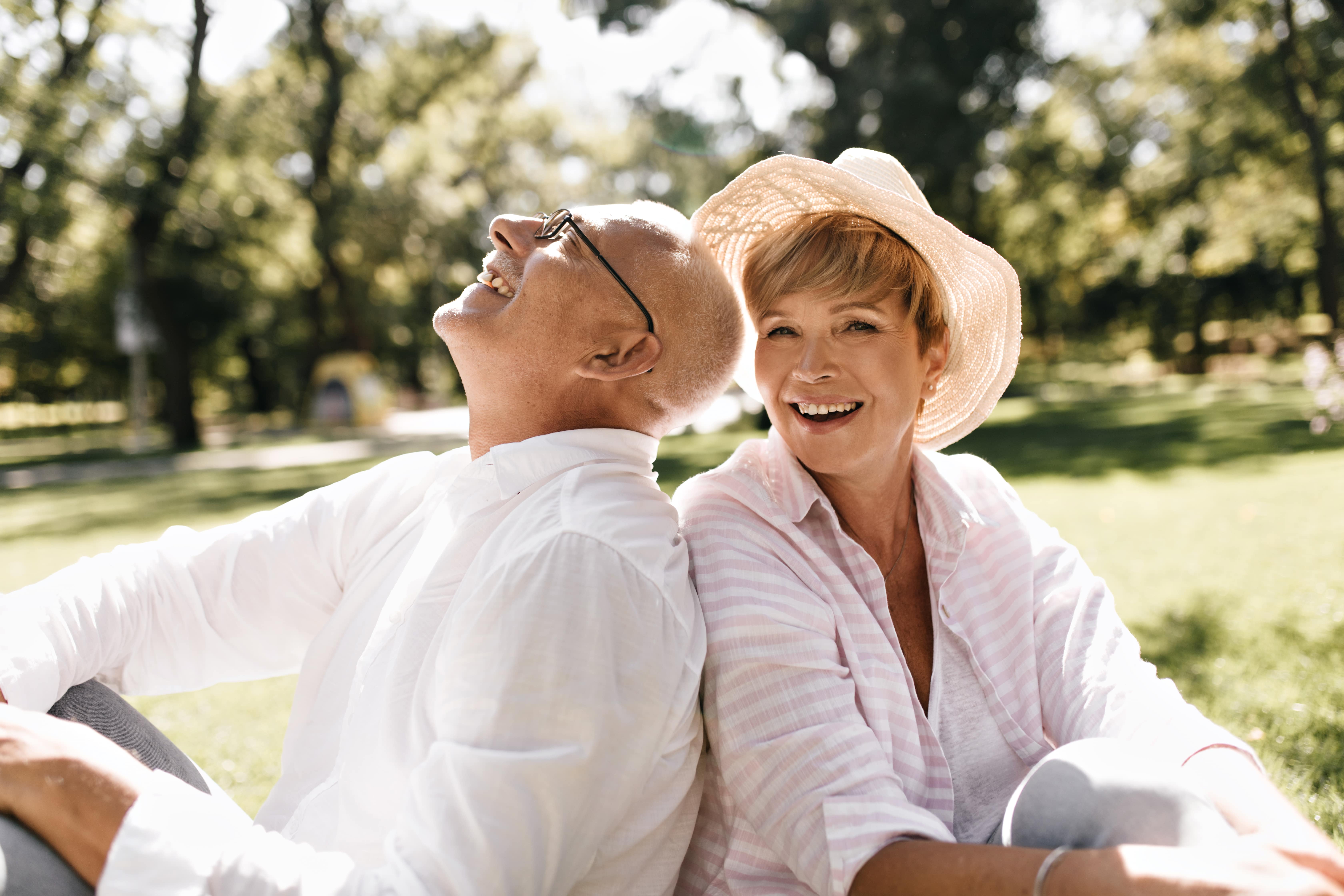 Deux senior souriants